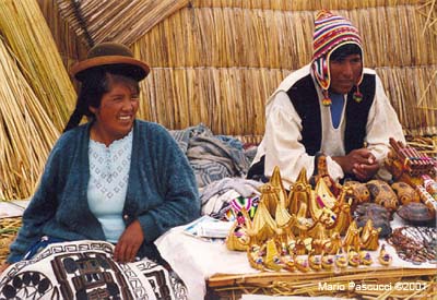 Artesanias_Uros_Titicaac_Peru