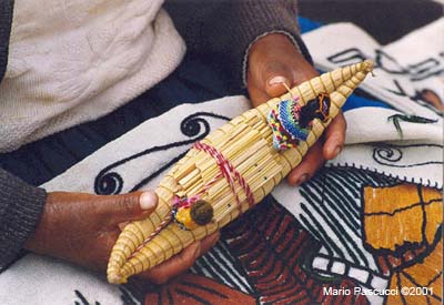 Manos_Uros_Titicaca_Peru